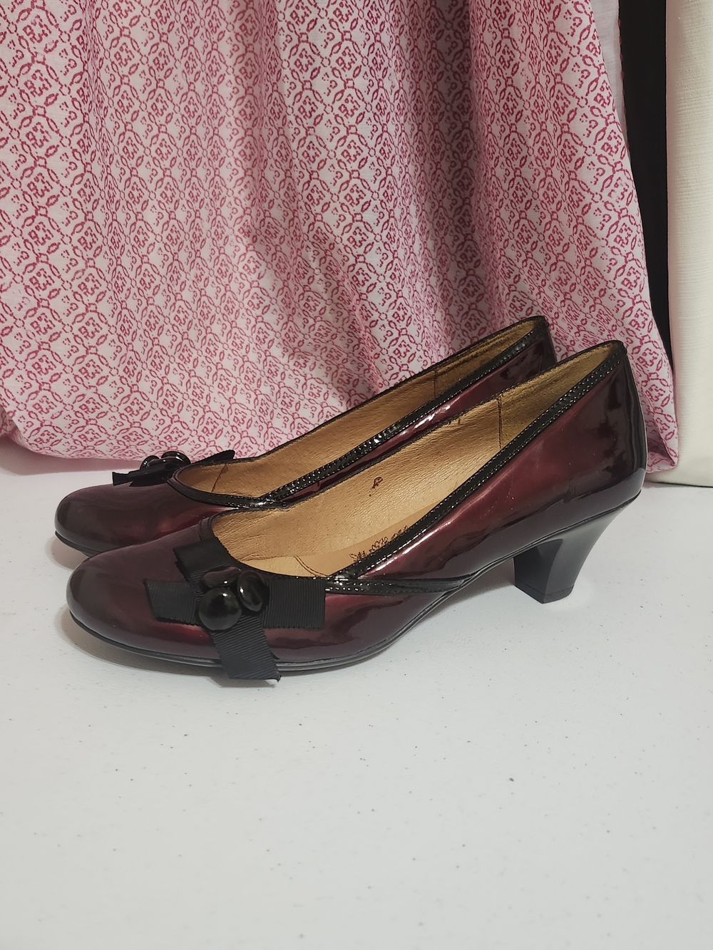 Women's Sz 10 Sofft Maroon Patent Leather Round Toe Heels Black Heel & Bow Ruby